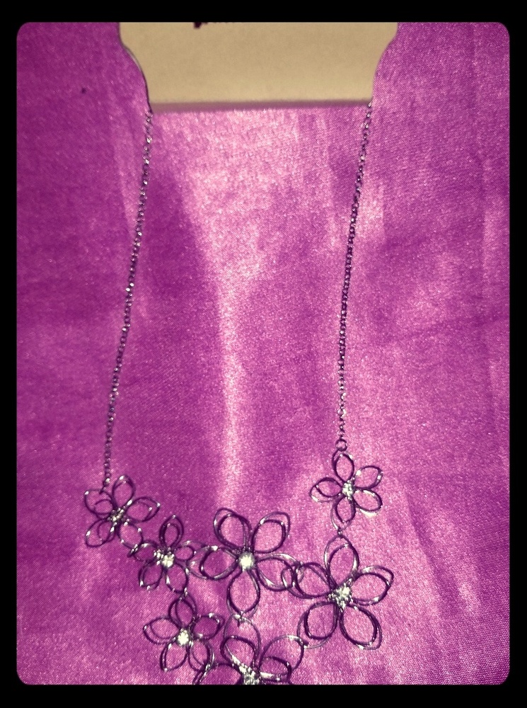 NWT⭐Daisy Chain necklace🌸